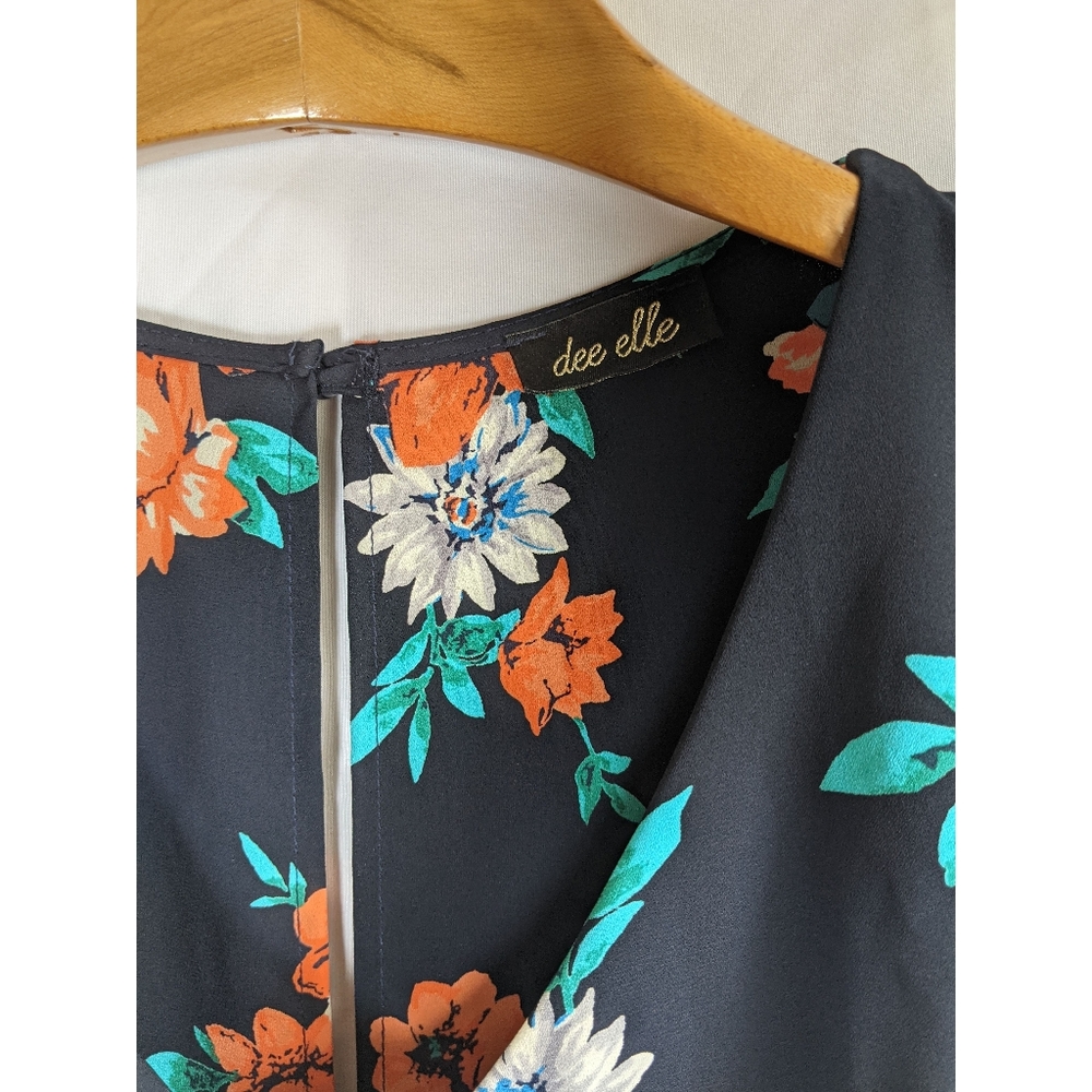 Dee Elle Floral Dress w Peek-a-boo Back Detail 💐 - Picture 2 of 14